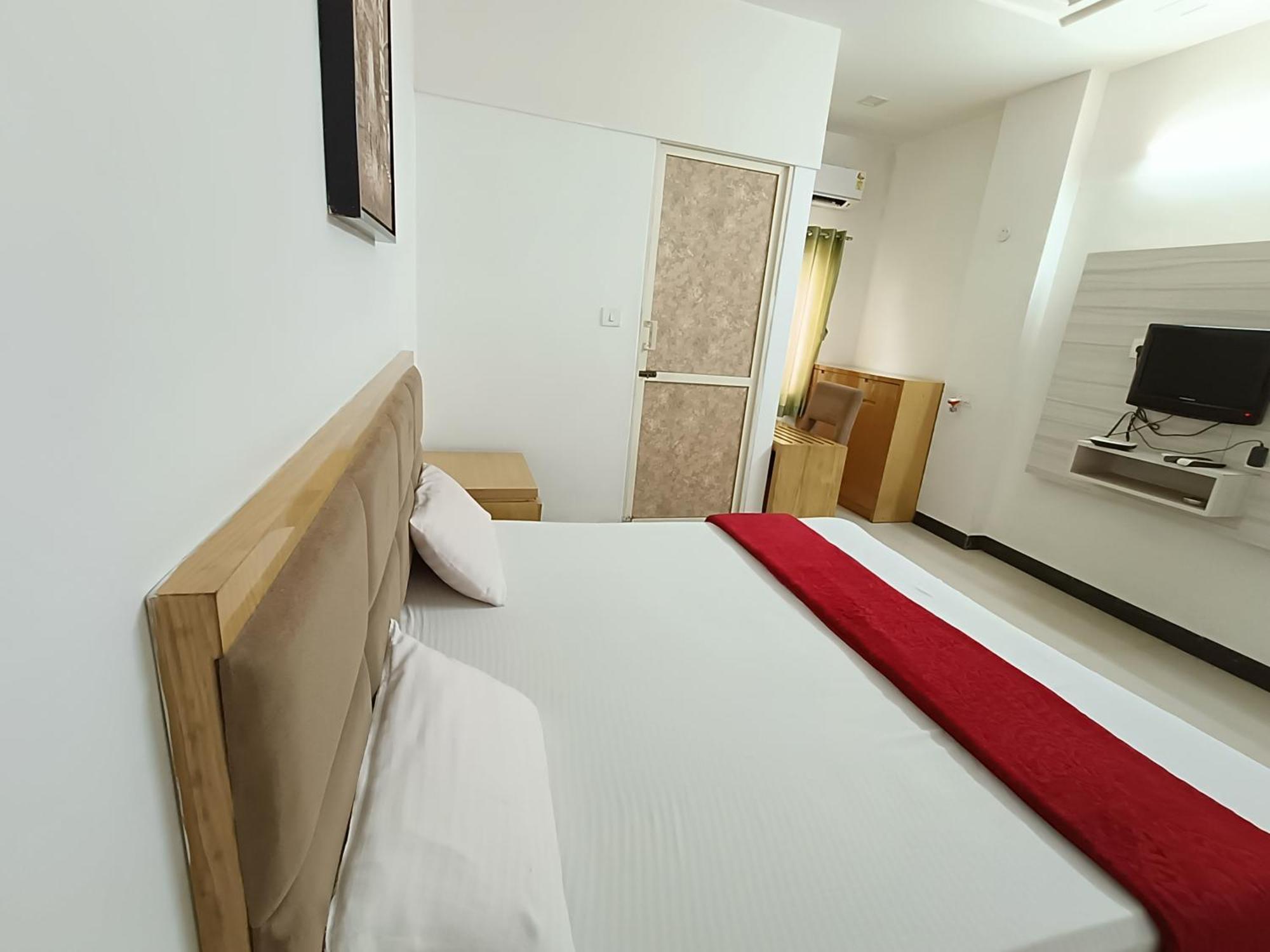 Stay Guru Usha Residency Bhuj Bagian luar foto