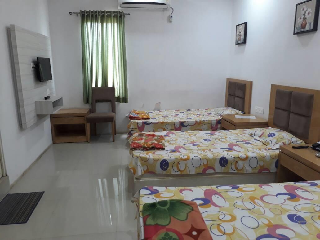 Stay Guru Usha Residency Bhuj Bagian luar foto