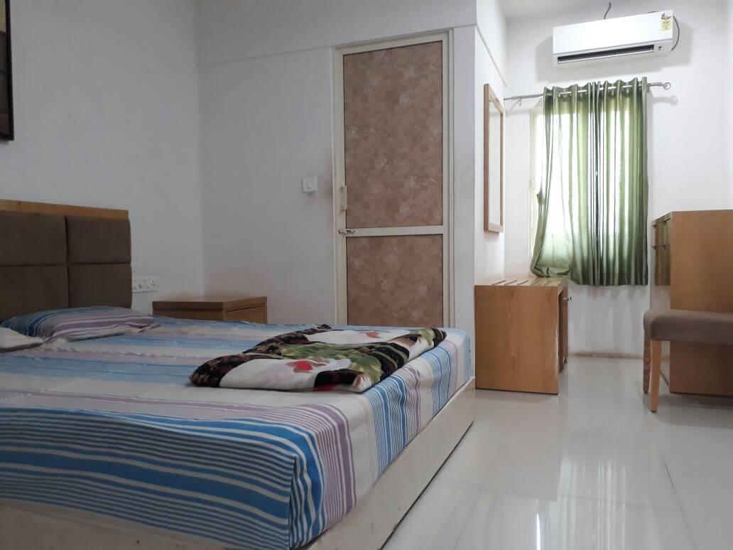 Stay Guru Usha Residency Bhuj Bagian luar foto